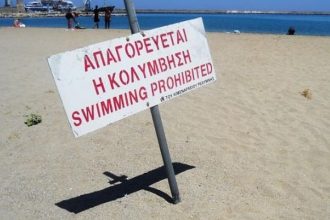 Χαλκιδική: Απαγορεύτηκε το κολύμπι στην παραλία Ιερισσού, έσπασε αγωγός και γέμισε η θάλασσα λύματα