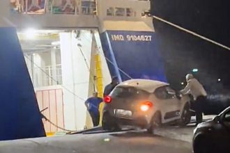 «Σπινιάριζαν οι τροχοί, νόμιζα πως θα πέσω στη θάλασσα» λέει η οδηγός του αυτοκινήτου που προσπαθούσε να επιβιβαστεί στο πλοίο στο λιμάνι της Άνδρου