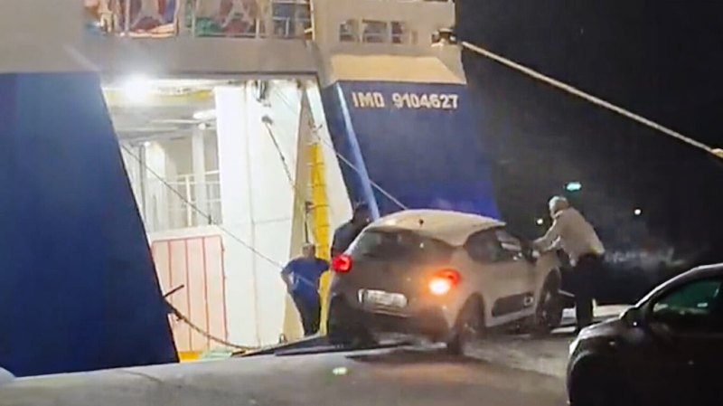 «Σπινιάριζαν οι τροχοί, νόμιζα πως θα πέσω στη θάλασσα» λέει η οδηγός του αυτοκινήτου που προσπαθούσε να επιβιβαστεί στο πλοίο στο λιμάνι της Άνδρου