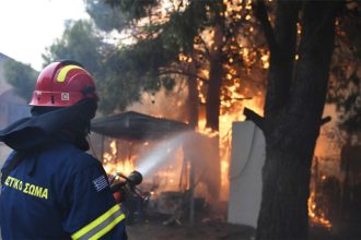 Στις φλόγες σπίτια και επιχειρήσεις σε Πεντέλη και Βριλήσσια - Δύσκολη μάχη με τις αναζωπυρώσεις σε πολλαπλά μέτωπα (LIVE - BINTEO)