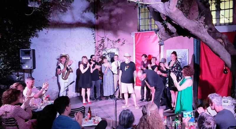 «Ρεφενέ»: Οκτώ σατιρικά μονόπρακτα κι ένα σαξόφωνο ενθουσίασαν το κοινό στο Πολύεδρο