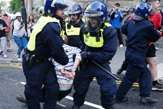 Στην κόψη του ξυραφιού η Βρετανία: Επί ποδός 6.000 αστυνομικοί για πάνω από 35 αντιμεταναστευτικές διαδηλώσεις σήμερα