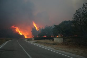 Σμύρνη: Η φωτιά απειλεί σπίτια στο Κορδελιό