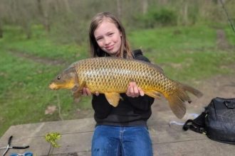 12χρονη κέρδισε «μαύρη ζώνη» στο ψάρεμα - Έπιασε σπάνιο ψάρι 61 εκατοστών