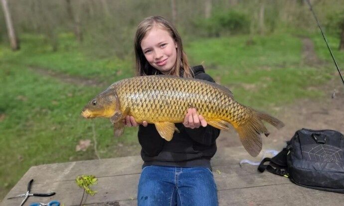 12χρονη κέρδισε «μαύρη ζώνη» στο ψάρεμα - Έπιασε σπάνιο ψάρι 61 εκατοστών