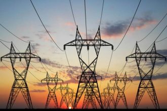 ΔΕΔΔΗΕ για φωτιές: Μην πλησιάζετε αγωγούς ή κολώνες που έχουν υποστεί ζημιές