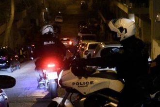 Συνελήφθησαν δύο Τούρκοι με όπλα στον Άλιμο