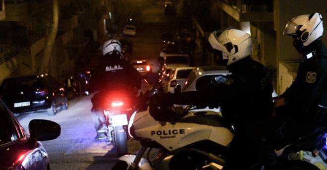 Συνελήφθησαν δύο Τούρκοι με όπλα στον Άλιμο