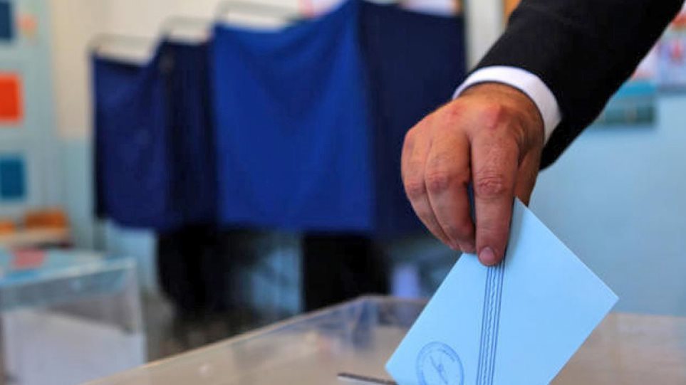 Δημοσκόπηση Interview: Πρώτη η ΝΔ στην πρόθεση ψήφου αλλά με σημαντική πτώση, πέμπτο κόμμα ο ΣΥΡΙΖΑ