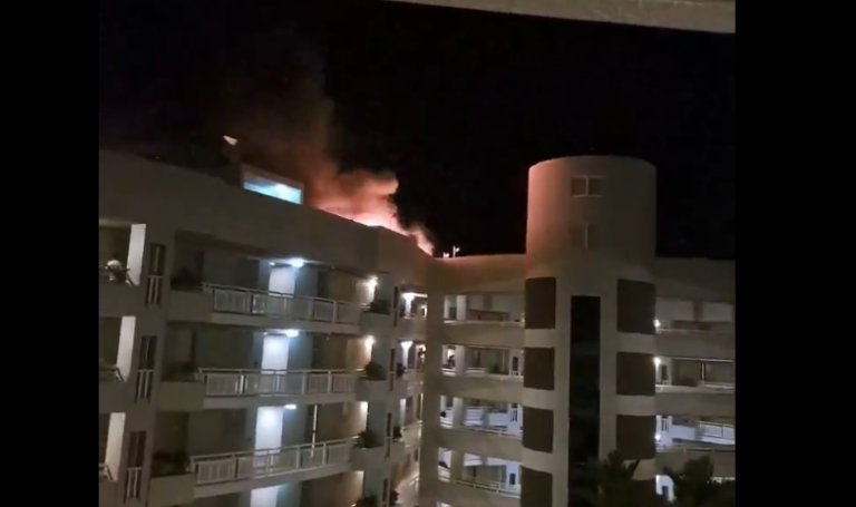 Αυστραλία: Συνετρίβη ελικόπτερο στην οροφή ξενοδοχείου – Φλόγες στην οροφή του κτηρίου