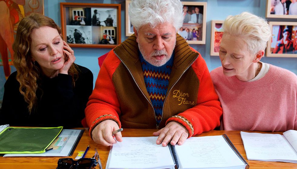 Πέδρο Αλμοδόβαρ: Κυκλοφόρησε το τρέιλερ της πρώτης αγγλόφωνης ταινίας του «The Room Next Door»