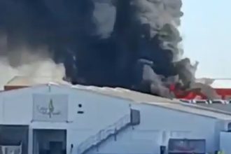 Δεκάδες ΙΧ καταστράφηκαν από πυρκαγιά σε πάρκινγκ κοντά στο αεροδρόμιο της Λισαβόνας