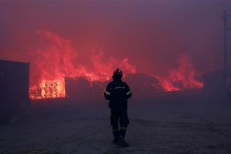 Σε πύρινο κλοιό η Αττική, δύσκολη νύχτα: Διαρκής μάχη με τις φλόγες σε πολλαπλά μέτωπα (LIVE)
