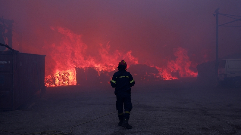 Σε πύρινο κλοιό η Αττική, δύσκολη νύχτα: Διαρκής μάχη με τις φλόγες σε πολλαπλά μέτωπα (LIVE)
