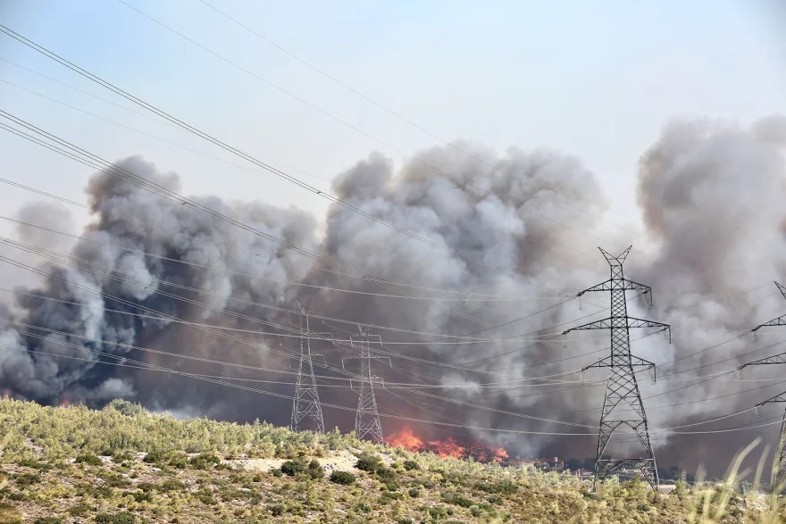 Αττική: Πύρινος εφιάλτης σε τρία μέτωπα - Τιτάνια μάχη με τις δεκάδες αναζωπυρώσεις, μεγάλες καταστροφές (ΒΙΝΤΕΟ)