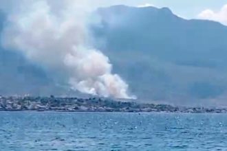 Μεγάλη δασική φωτιά στα Μέγαρα - Μηνύματα του 112 για εκκένωση