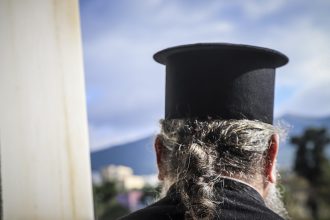 Απίστευτο ατύχημα για ιερέα με πατίνι - Έπεσε πάνω σε πάγκο λαϊκής