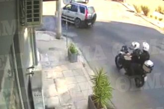 «Πέταξαν ένα τσαντάκι, σταθμεύουμε» - Η στιγμή που αστυνομικοί βρίσκουν την τσάντα με τις χειροβομβίδες (ΒΙΝΤΕΟ)