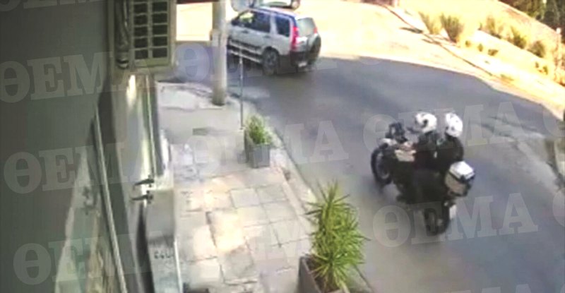 «Πέταξαν ένα τσαντάκι, σταθμεύουμε» - Η στιγμή που αστυνομικοί βρίσκουν την τσάντα με τις χειροβομβίδες (ΒΙΝΤΕΟ)