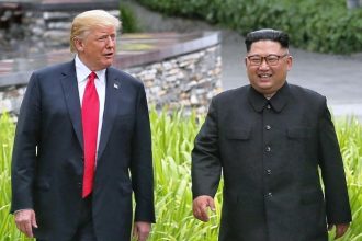 Ο Κιμ Γιονγκ Ουν «ψηφίζει» Τραμπ, υποστηρίζει αξιωματούχος που αυτομόλησε