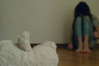 Φρίκη: Πατέρας κατηγορείται πως βίαζε επί 5 χρόνια την 9χρονη κόρη του