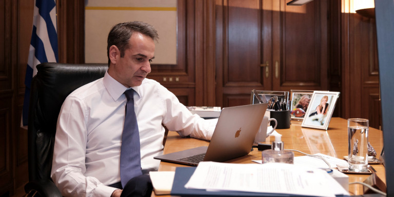 Στο γραφείο του στο Μαξίμου από τα ξημερώματα ο Μητσοτάκης