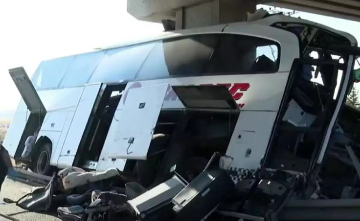Τουρκία: Λεωφορείο καρφώθηκε σε γέφυρα επειδή ο οδηγός αποκοιμήθηκε - Τουλάχιστον 9 νεκροί (ΒΙΝΤΕΟ)