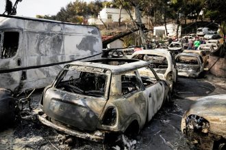 «Βρέθηκαν αγκαλιασμένοι, η μητέρα, ο πατέρας και τα δύο μου κορίτσια» - Σπαρακτικές καταθέσεις στη δίκη για το Μάτι