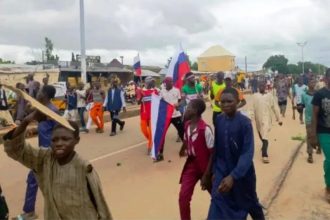 Δεκάδες συλλήψεις διαδηλωτών στη Νιγηρία γιατί κρατούσαν ρωσικές σημαίες