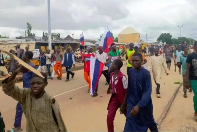 Δεκάδες συλλήψεις διαδηλωτών στη Νιγηρία γιατί κρατούσαν ρωσικές σημαίες