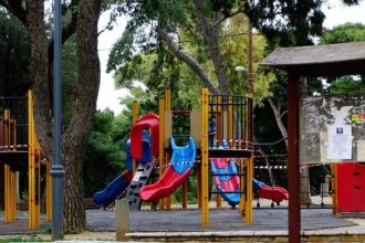 Ο Δήμος Σιθωνίας βάζει λουκέτο σε όλες τις παιδικές χαρές