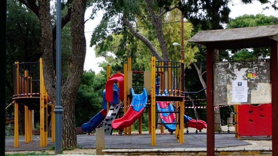 Ο Δήμος Σιθωνίας βάζει λουκέτο σε όλες τις παιδικές χαρές