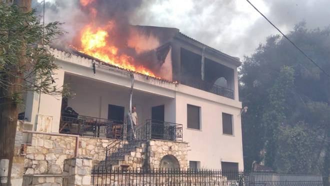 Στο έλεος της φωτιάς Βριλήσσια, Νέα και Παλαιά Πεντέλη - Καίγονται σπίτια και σχολείο, οι φλόγες μπήκαν στο Μοναστήρι (ΦΩΤΟ-ΒΙΝΤΕΟ) - LIVE ΕΙΚΟΝΑ