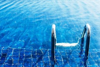 Πνιγμός 8χρονης στη Χαλκιδική: «Δεν είδα κανέναν μέσα στην πισίνα και κλείδωσα» είπε η ναυαγοσώστρια