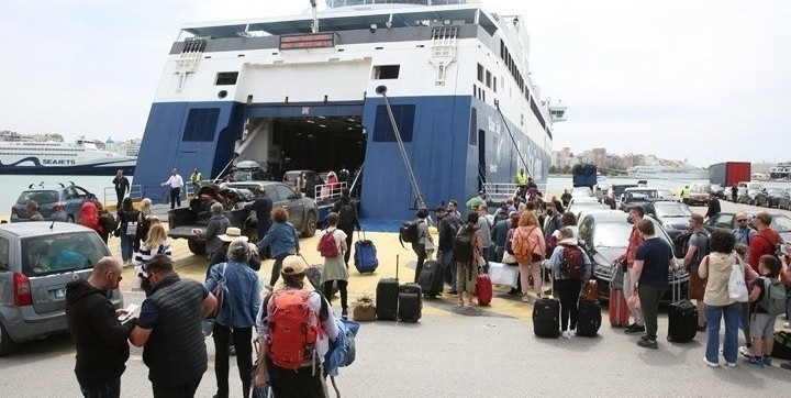 Ακτοπλοϊκά εισιτήρια: Γιατί είναι δύσκολη εξίσωση η μείωση του ΦΠΑ