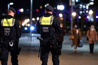 Γερμανία: Η αστυνομία σκότωσε άνδρα που επιτέθηκε σε διερχόμενους με μαχαίρια