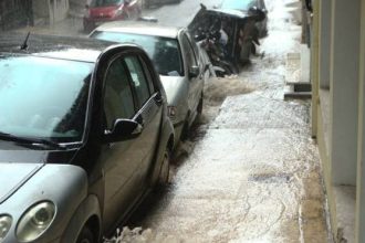 Ποτάμια οι δρόμοι και δεκάδες κλήσεις στην Πυροσβεστική από τη σφοδρή νεροποντή