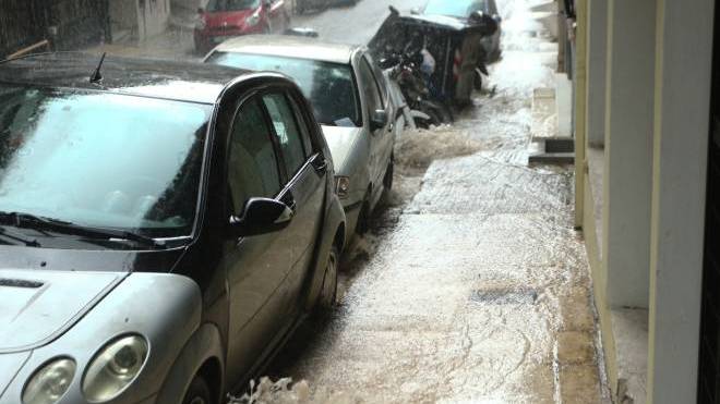 Ποτάμια οι δρόμοι και δεκάδες κλήσεις στην Πυροσβεστική από τη σφοδρή νεροποντή