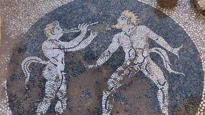 Ερέτρια: Αποκαλύφθηκε σπάνιο ψηφιδωτό από βότσαλα