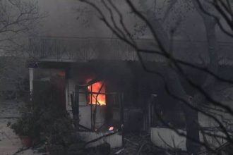 Φωτιά στην Αττική: Μεγάλη αναζωπύρωση στη Νέα Μάκρη - Καλύτερη η εικόνα στα υπόλοιπα μέτωπα