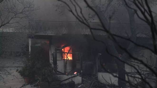 Φωτιά στην Αττική: Μεγάλη αναζωπύρωση στη Νέα Μάκρη - Καλύτερη η εικόνα στα υπόλοιπα μέτωπα