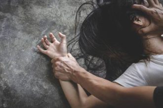 Νύχτα τρόμου για ζευγάρι τουριστών στην Κρήτη - Προσπάθησαν να βιάσουν 19χρονη, επιτέθηκαν στον φίλο της