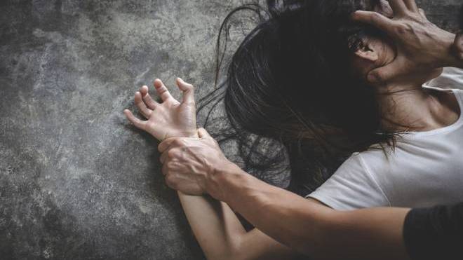 Νύχτα τρόμου για ζευγάρι τουριστών στην Κρήτη - Προσπάθησαν να βιάσουν 19χρονη, επιτέθηκαν στον φίλο της