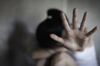 Εφιάλτης για 32χρονη: Την κρατούσε φυλακισμένη ο σύντροφός της, τη χτυπούσε και τη βίαζε