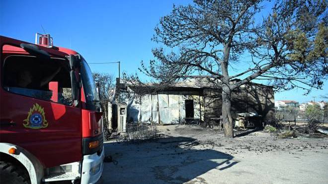 Από κλαδί πεύκου πήρε φωτιά η βιοτεχνία στο Χαλάνδρι - Στο μπάνιο βρέθηκε απανθρακωμένη η 65χρονη - «Όλα έγιναν κάρβουνο μέσα σε λίγα λεπτά» (ΦΩΤΟ)