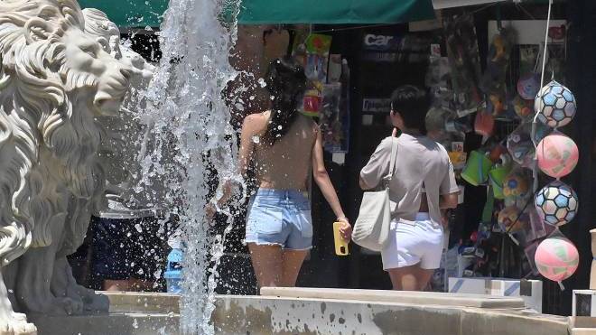 Καιρός: «Επιμένει» η ζέστη και οι ισχυροί άνεμοι των 7 μποφόρ – Που θα φτάσει ο υδράργυρος τους 39 βαθμούς την Δευτέρα