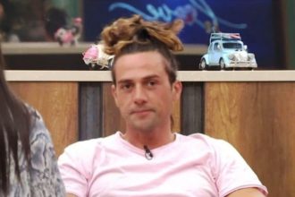 Η Αλεξάνδρα χτενίζει τον Κόρκα για χάρη της Νίκης - Θες και μια βαφή, πολλές άσπρες τρίχες