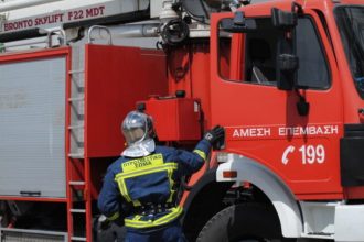 Τραυματίστηκαν δύο πυροσβέστες στις πυρκαγιές της Ρόδου