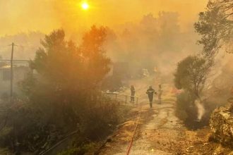 Ανεξέλεγκτη η φωτιά στο Ρέθυμνο - Νέα μηνύματα από το 112, εκκενώνεται και έκτος οικισμός (ΒΙΝΤΕΟ)