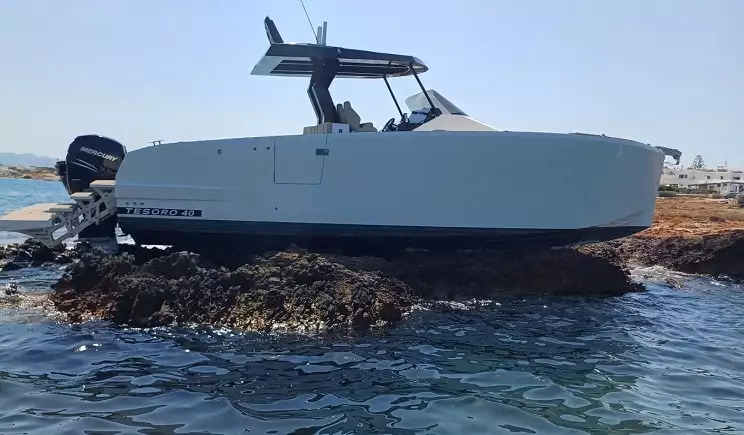 Πάρος: Σκάφος βγήκε στη στεριά – Αναζητείται ο καπετάνιος